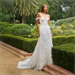 $6990 Monique Lhuillier Celestina Lace Runway Gown